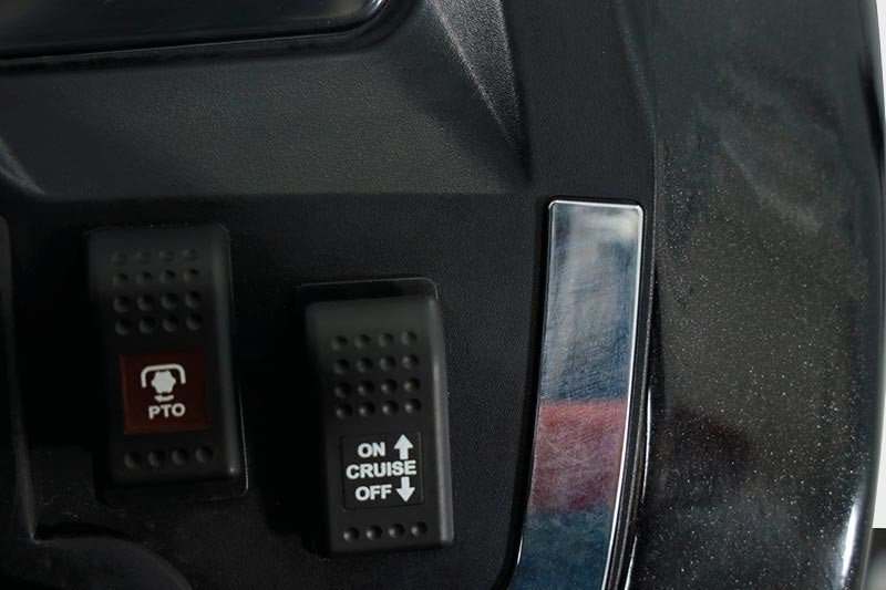 Solis 26 HST Limited Edition Schwarz 26 PS Diesel mit Allrad – Hydrostat Kleintraktor mit Mitsubishi Motor