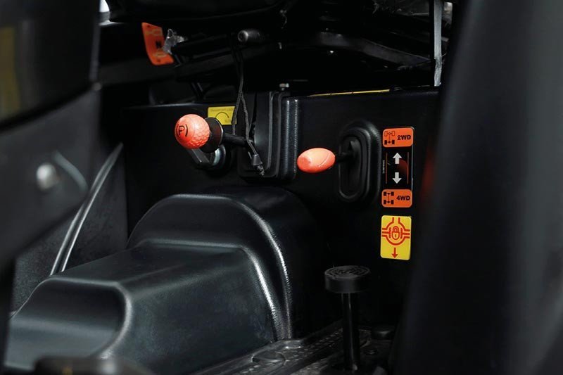 Solis 26 HST Limited Edition Schwarz 26 PS Diesel mit Allrad – Hydrostat Kleintraktor mit Mitsubishi Motor