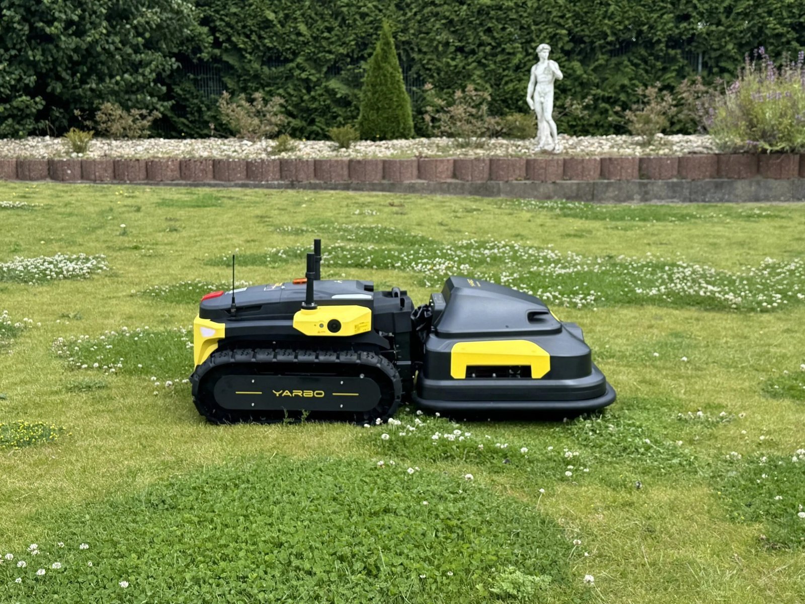 YARBO Mähroboter Set – Core + Lawn Mower Modul, 600 W, 50 cm Schnittbreite, RTK-GPS, bis 25.000 m², kabellos